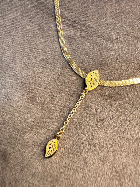 Elegant Gold Leaf pendant Necklace