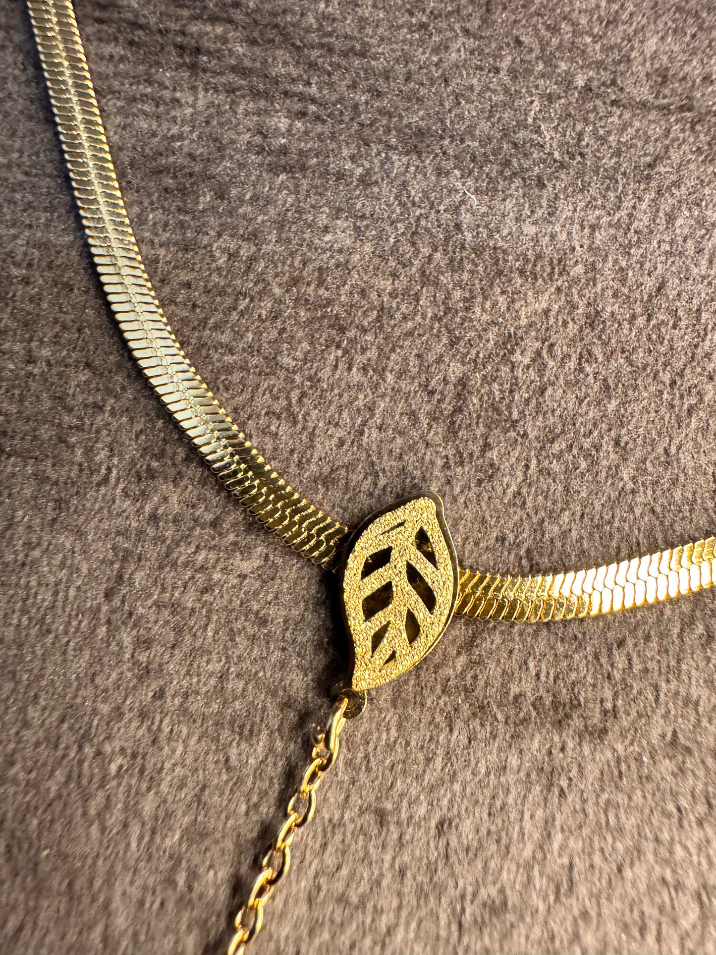 Elegant Gold Leaf pendant Necklace