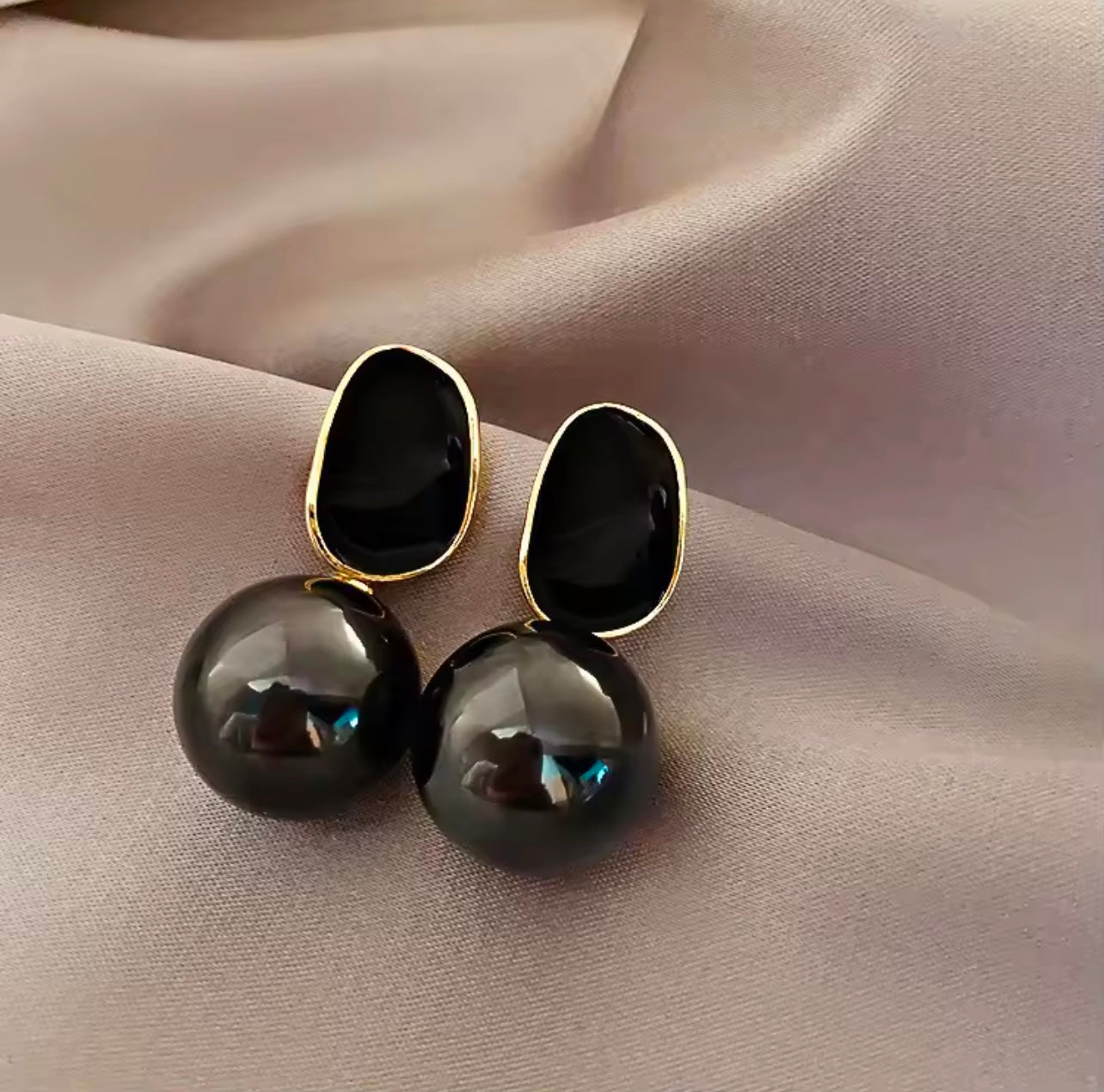 Elegant enamel pearl Earrings