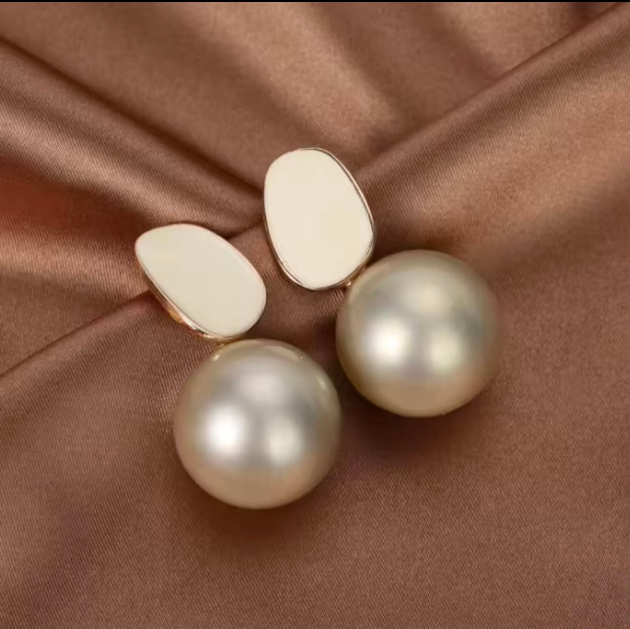 Elegant enamel pearl Earrings