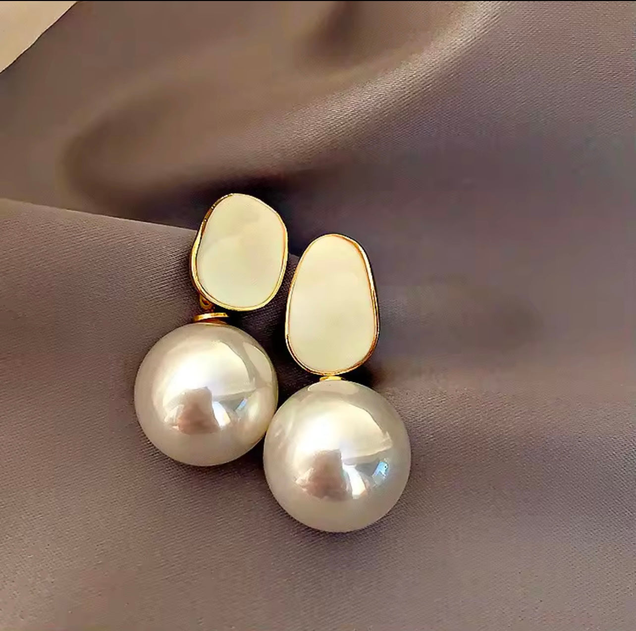 Elegant enamel pearl Earrings