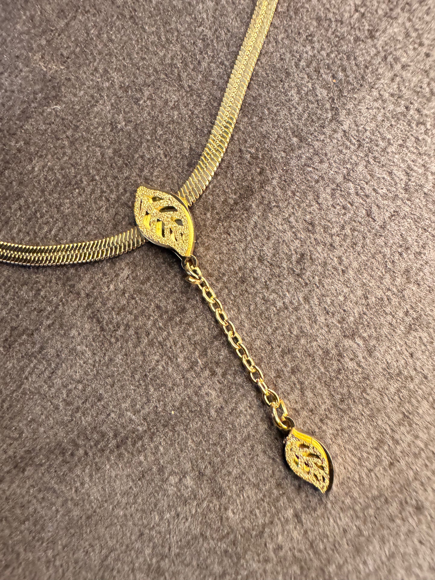 Elegant Gold Leaf pendant Necklace