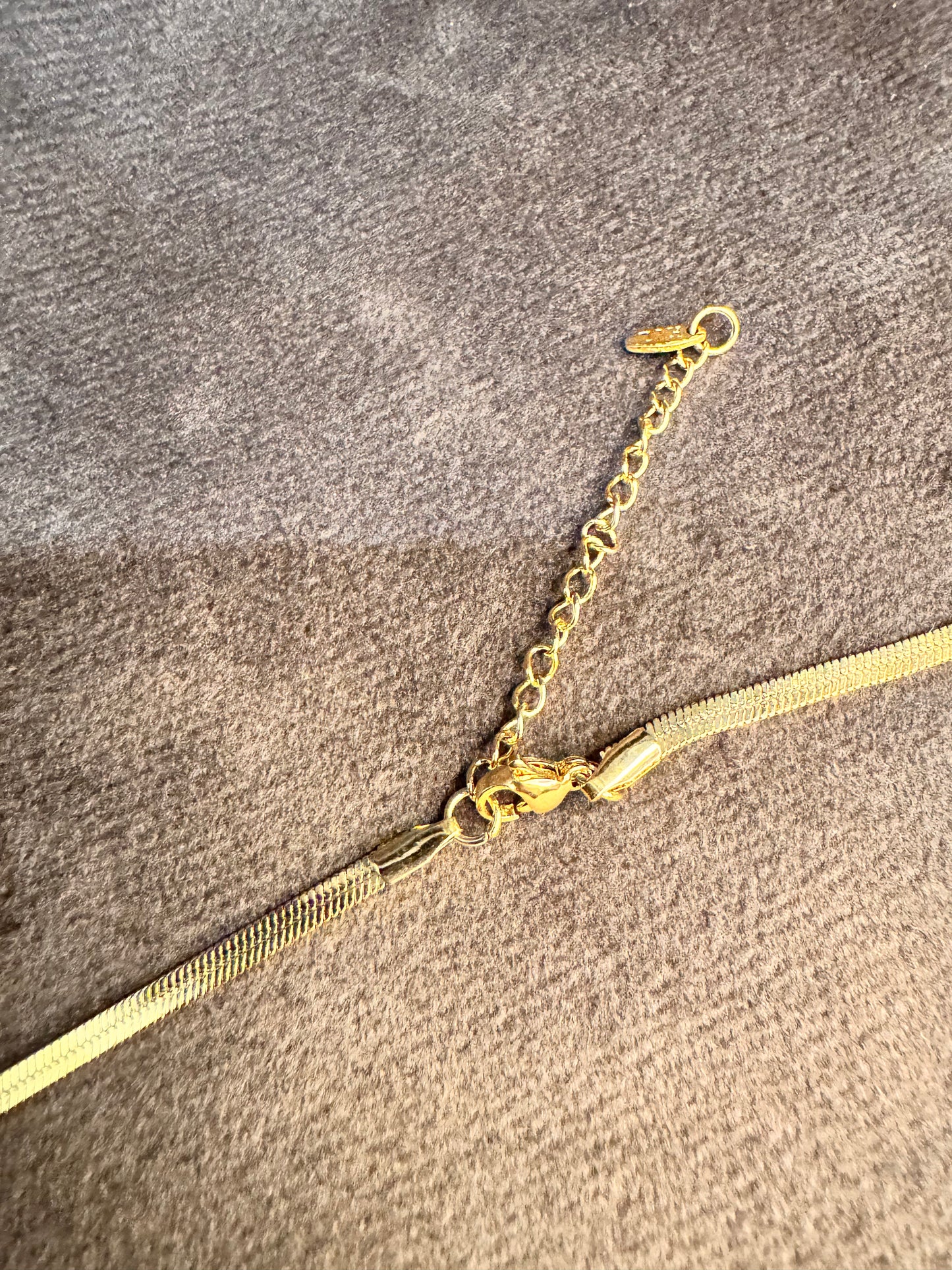 Elegant Gold Leaf pendant Necklace