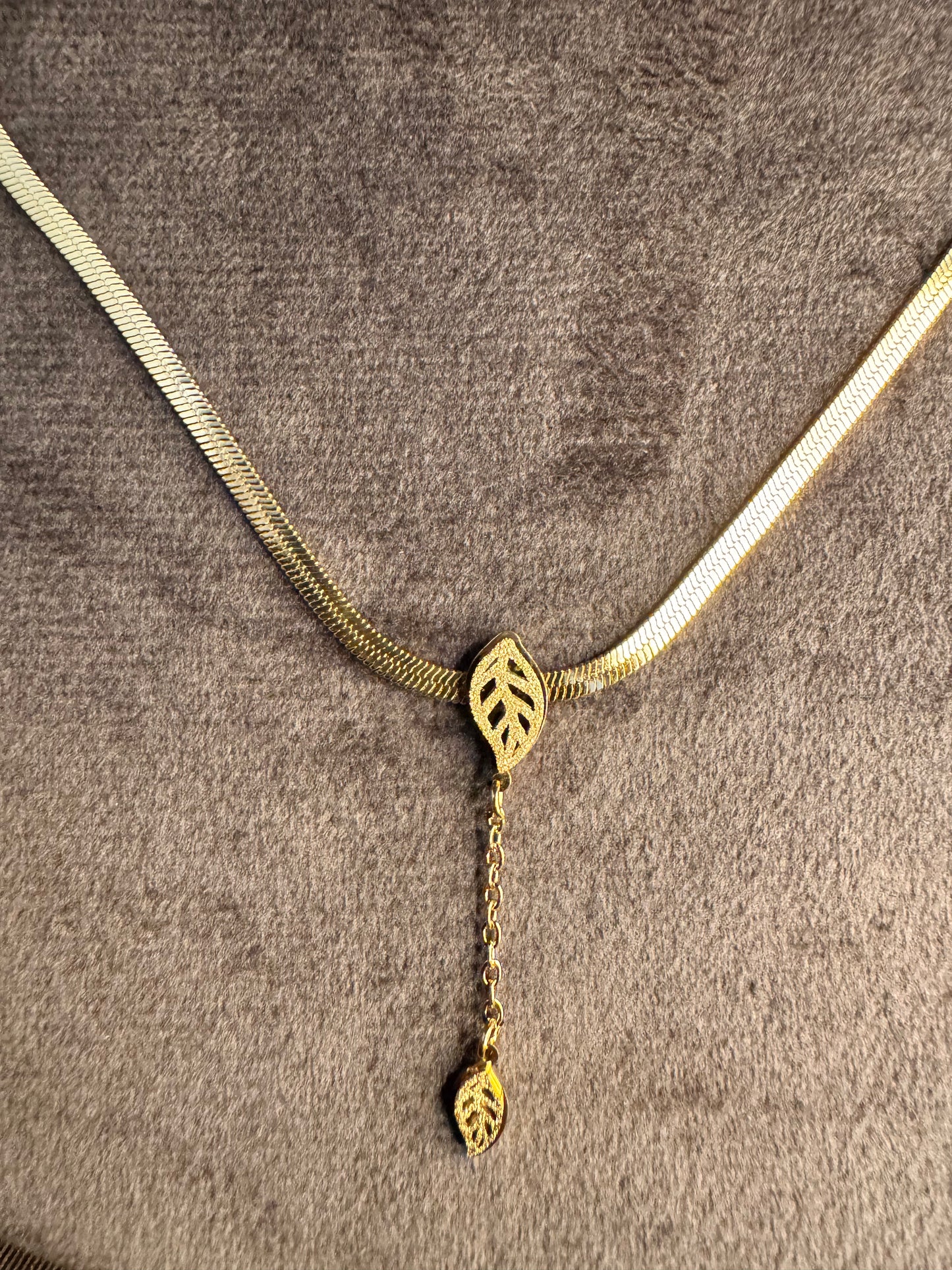 Elegant Gold Leaf pendant Necklace