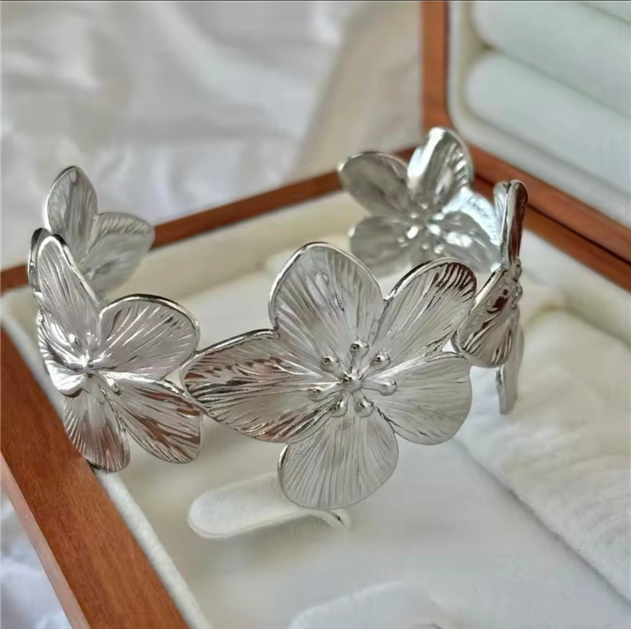 Sweet flower bracelet bangle